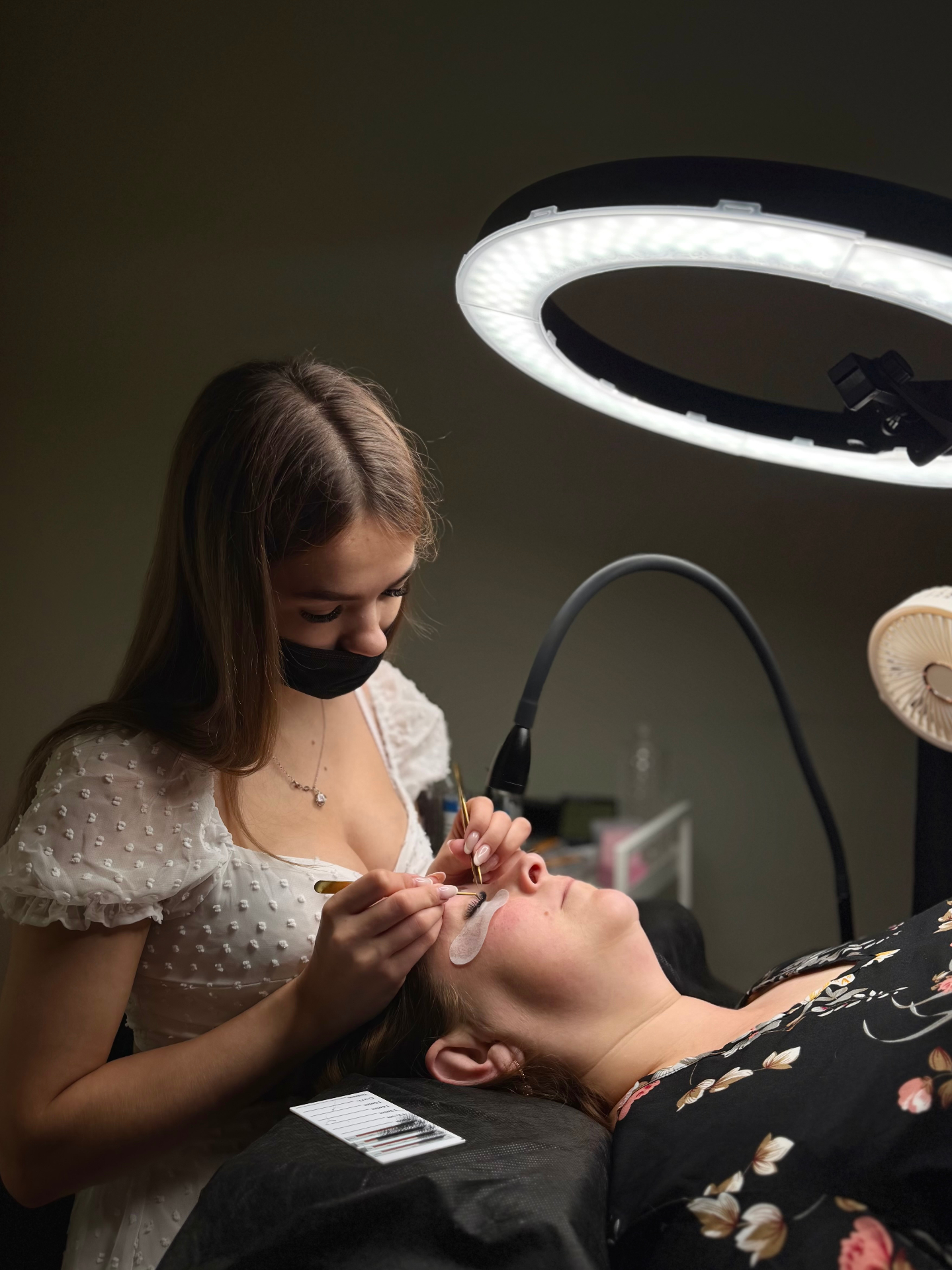 Skropstu pieaudzēšanas darbs — elly.lashes studija